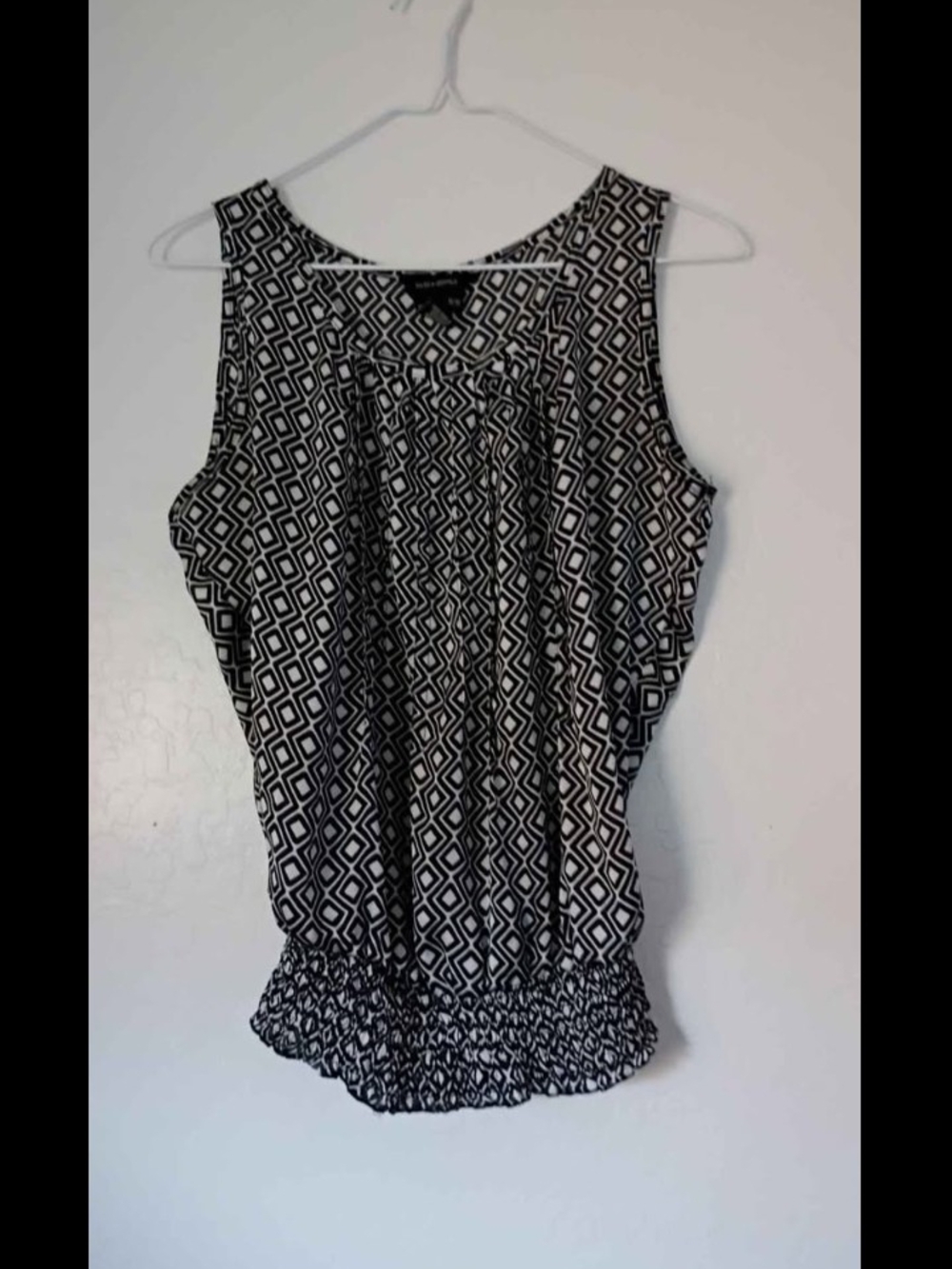 Jules & Leopold Black and White Geometric Sleeveless Camisole